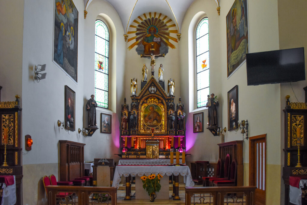 W naszym prezbiterium, na ścianach bocznych obok głównego ołtarza, pojawiły się dwa nowe obrazy: św. Jadwigi – Patronki naszej Prowincji Zakonnej oraz św. o. Pio. Niech orędują za nami u Boga